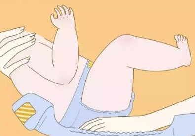 怎么給寶寶穿紙尿褲    紙尿褲穿法流程