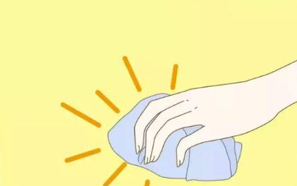 怎么給寶寶穿紙尿褲    紙尿褲穿法流程