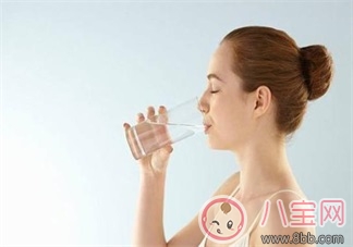 坐月子期間老是口渴是正常現象嗎     坐月子口渴怎么補水