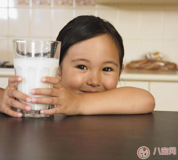 孩子喝牛奶要注意些什么     什么奶對寶寶的成長沒有幫助