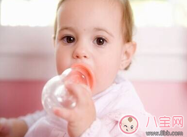 寶寶不肯喝水妙招 0-1歲內(nèi)的嬰兒不喜歡喝水怎么辦 寶寶不肯喝水妙招 0-1歲內(nèi)的嬰兒不喜歡喝水怎么辦