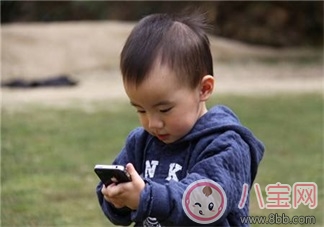 孩子喜歡玩手機怎么辦   怎么讓孩子正確使用手機