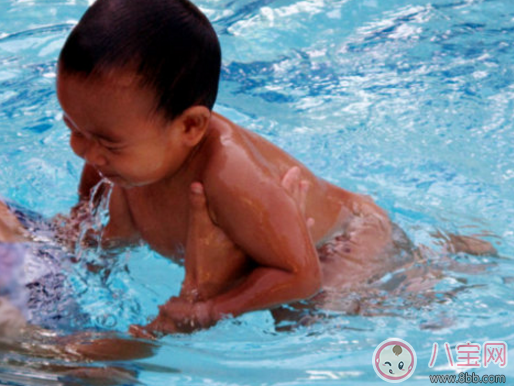 1歲寶寶練習游泳教程 1歲寶寶怎么學游泳
