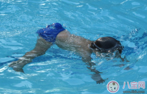 1歲寶寶練習游泳教程 1歲寶寶怎么學游泳