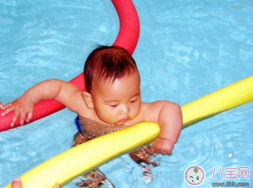 1歲寶寶練習游泳教程 1歲寶寶怎么學游泳