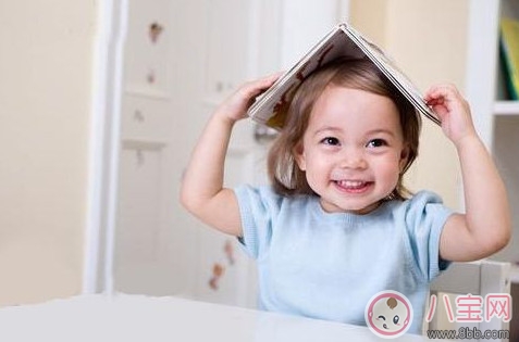 電閃雷鳴中5歲小女孩撥通110 孩子一個人在家應該注意什么