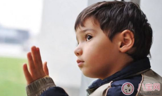 電閃雷鳴中5歲小女孩撥通110 孩子一個人在家應該注意什么