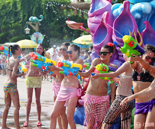 楊冪爸爸曬和小酒窩在沙灘玩耍 和寶寶在沙灘玩耍需要注意些什么