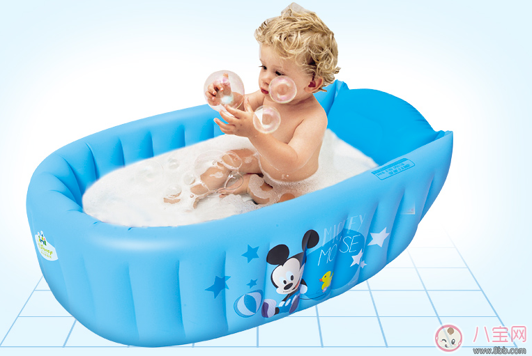 開掛民族給孩子洗澡簡直麻利 夏天怎么給寶寶洗澡