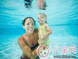 2017夏季親子游泳應(yīng)該準(zhǔn)備什么 有哪些問題需要了解 2017夏季親子游泳應(yīng)該準(zhǔn)備什么 有哪些問題需要了解