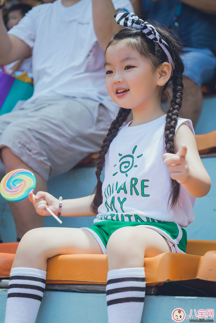 萌寶阿拉蕾垃圾丟進(jìn)垃圾桶 孩子環(huán)境意識從小培養(yǎng) 萌寶阿拉蕾垃圾丟進(jìn)垃圾桶 孩子環(huán)境意識從小培養(yǎng)