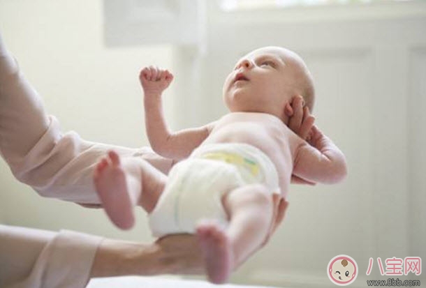 三個月寶寶拉肚子有泡沫怎么辦 寶寶多半受涼了(穿肚兜)
