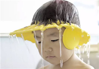 寶寶洗澡耳朵進水了怎么辦 怎么判斷寶寶耳朵進水(搖頭挖耳朵)