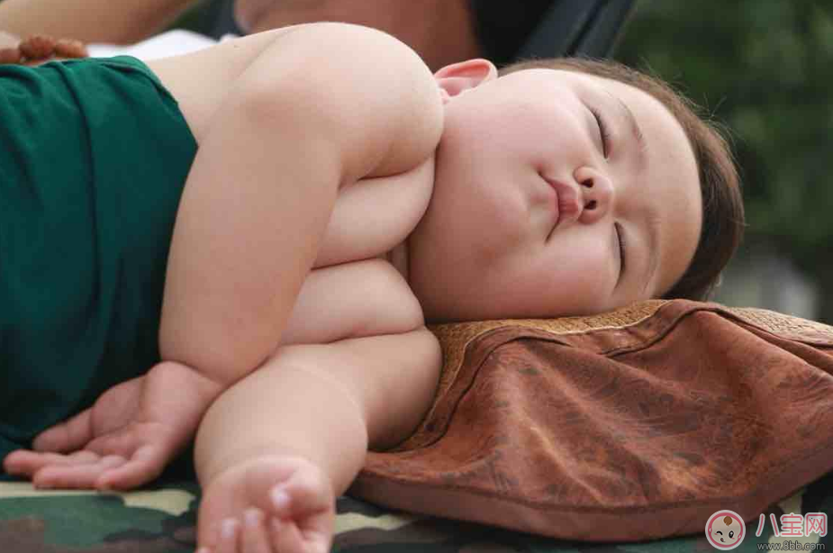 小胖墩太胖游泳卡欄桿 孩子太胖怎么辦