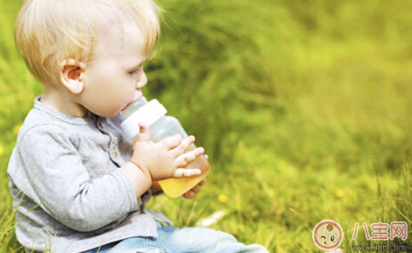 如何教寶寶用杯子喝水 寶寶喝水奶瓶哪種好