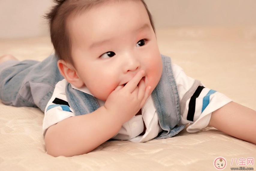 孩子愛吃手指代表什么 怎么讓孩子戒掉吃手指 孩子愛吃手指代表什么 怎么讓孩子戒掉吃手指