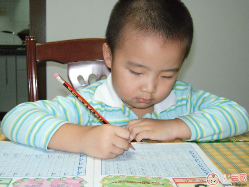 孩子喜歡寫小說怎么辦 如何正確引導孩子寫小說