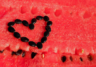 寶寶夏天吃西瓜要注意什么 0-1歲寶寶吃西瓜注意事項(xiàng)