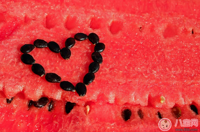 寶寶夏天吃西瓜要注意什么 0-1歲寶寶吃西瓜注意事項
