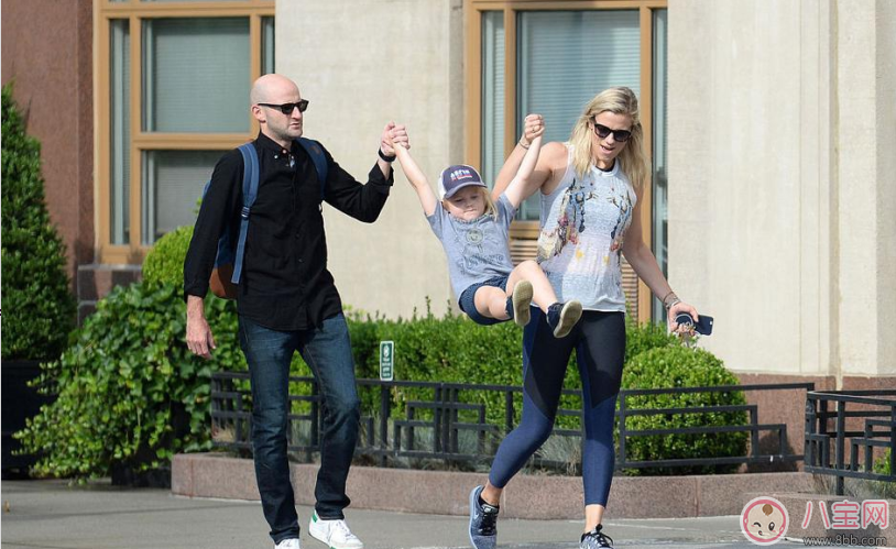 提孩子胳膊“蕩秋千”導致脫臼 孩子胳膊脫臼處理方法 提孩子胳膊“蕩秋千”導致脫臼 孩子胳膊脫臼處理方法