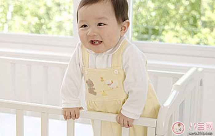 寶寶墜床后我們該做什么 怎么防止寶寶墜床
