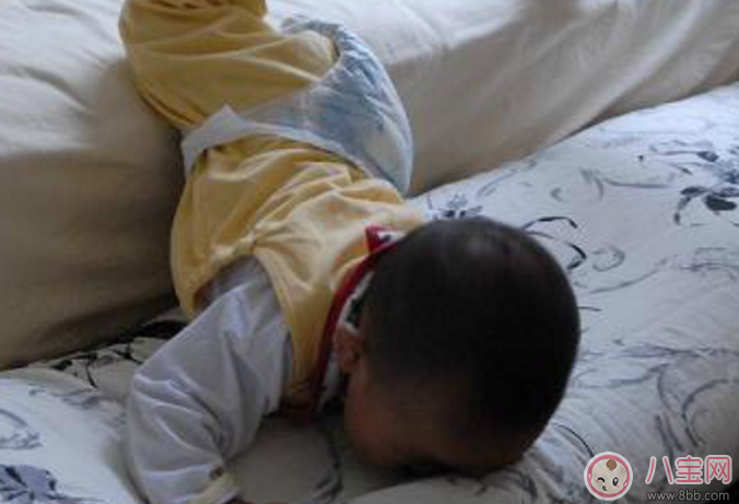 寶寶墜床后我們該做什么 怎么防止寶寶墜床