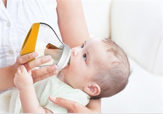 寶寶嗆奶急救行為居然90%的人都用錯了 寶寶嗆奶正確做法