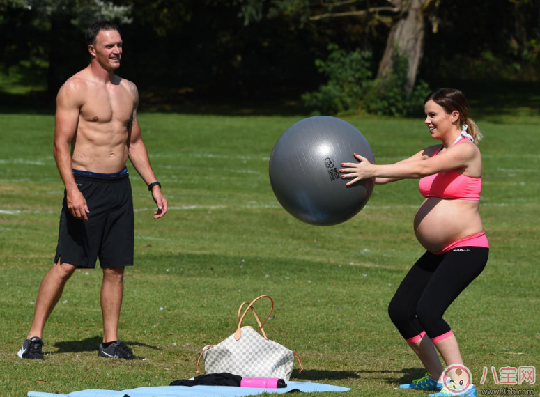 懷孕9個月的準媽媽舉杠鈴 雙胞胎媽媽做深蹲裝備順產 懷孕9個月的準媽媽舉杠鈴 雙胞胎媽媽做深蹲裝備順產