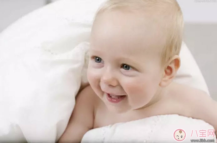 寶寶胎毛什么時候掉 寶寶胎發什么時候剃