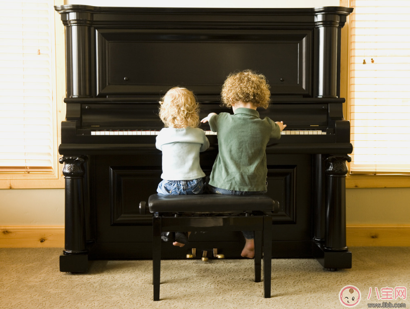 小魚兒彈奏鋼琴有模有樣 孩子學鋼琴到底好不好