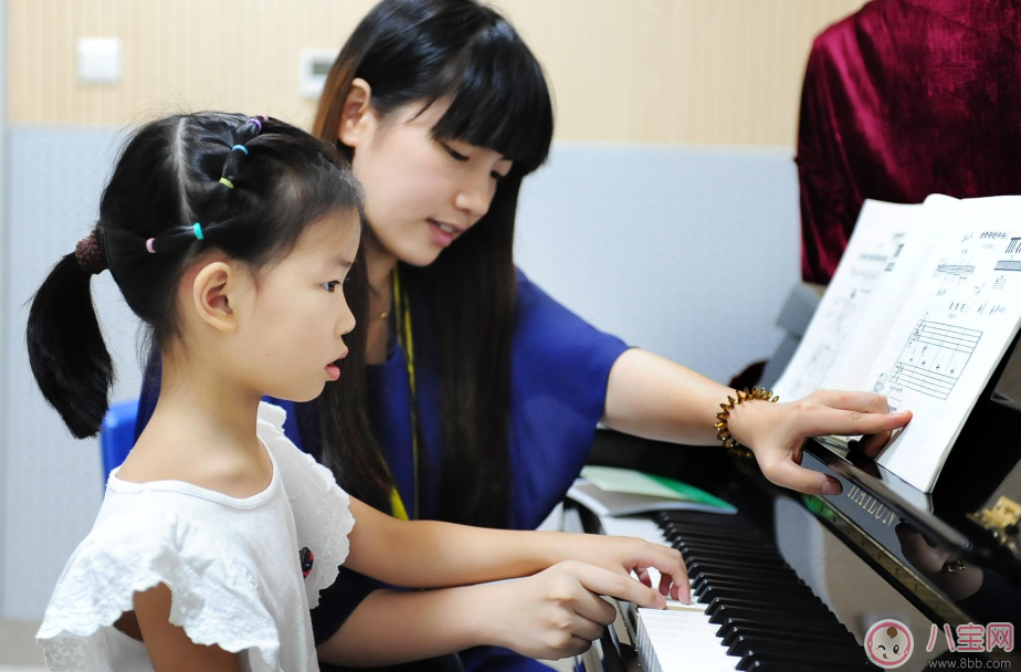 小魚兒彈奏鋼琴有模有樣 孩子學鋼琴到底好不好