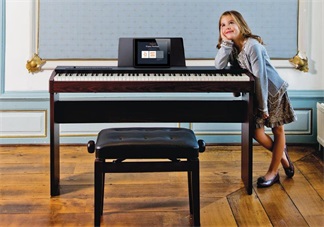 小魚兒彈奏鋼琴有模有樣 孩子學鋼琴到底好不好