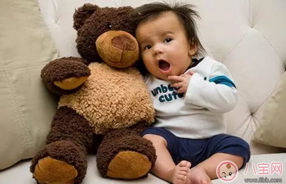 寶寶學(xué)走路的三個(gè)階段 寶寶走路穿什么樣的鞋和褲子