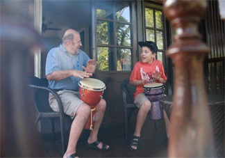 老人帶孩子要不要給錢 老人帶孩子給錢傷感情嗎