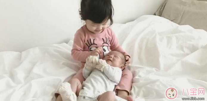 親子故事 記錄下兩個寶寶成長的瞬間