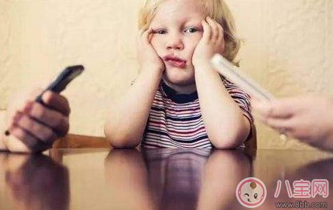 這三個時候一定不要在孩子面前玩手機
