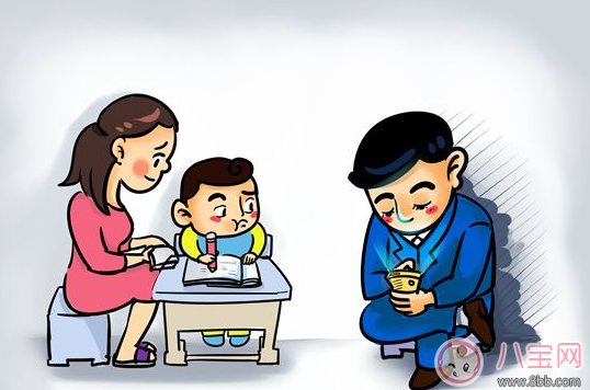 這三個時候一定不要在孩子面前玩手機