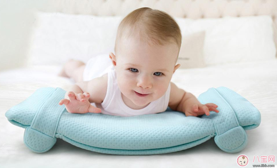 寶寶睡枕頭多大好 什么時候給寶寶睡枕頭好 寶寶睡枕頭多大好 什么時候給寶寶睡枕頭好