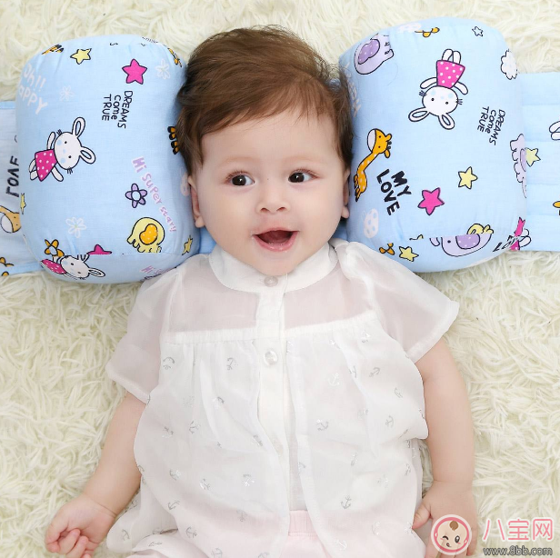 寶寶睡枕頭多大好 什么時候給寶寶睡枕頭好 寶寶睡枕頭多大好 什么時候給寶寶睡枕頭好