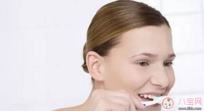 坐月子產(chǎn)婦應(yīng)該怎樣刷牙 坐月子刷牙牙齒會松動嗎