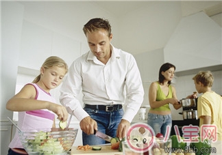 親子互動  享受和孩子一起做飯