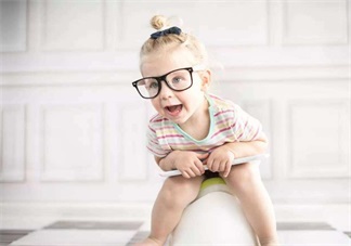 范瑋琪寶寶訓練如廁穿紙尿褲 寶寶兩歲左右穿紙尿褲正常嗎