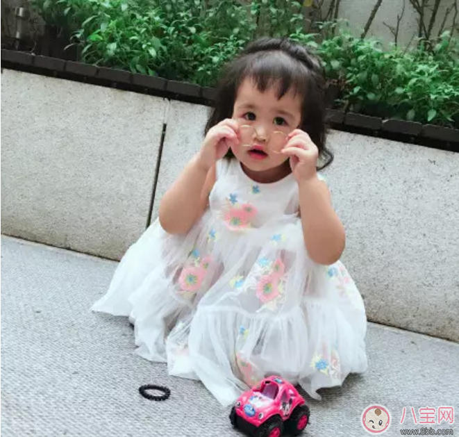 包貝爾罵哭女兒，只因她亂扔東西！怎么管才好？