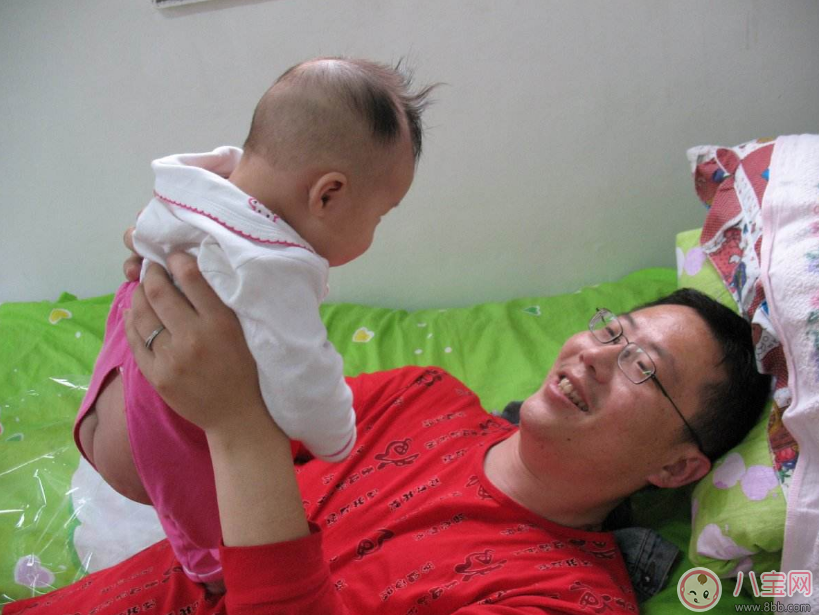 和孩子玩舉高高究竟好不好 和孩子玩的游戲推薦