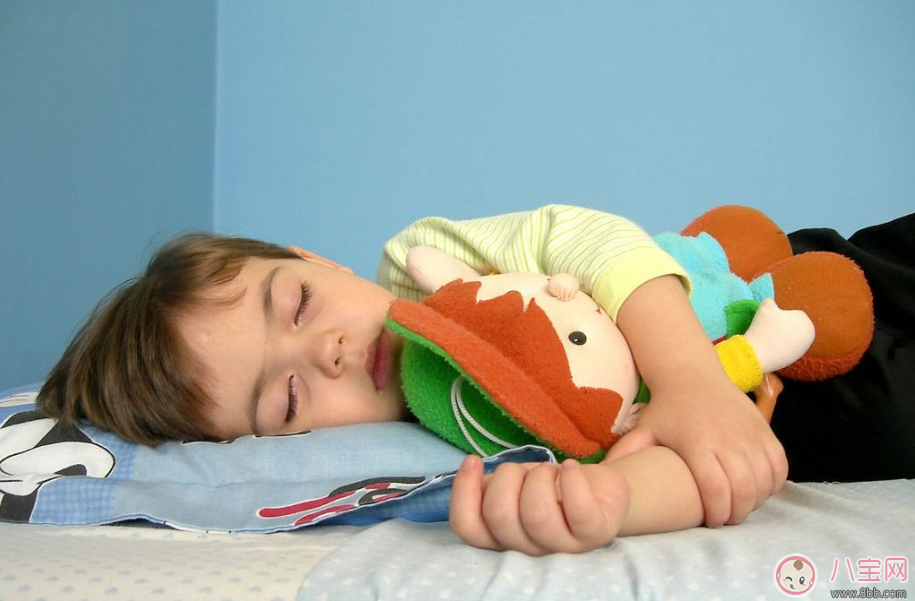 孩子睡覺千萬不要跟著老人睡 孩子睡覺這么做才是最好 孩子睡覺千萬不要跟著老人睡 孩子睡覺這么做才是最好