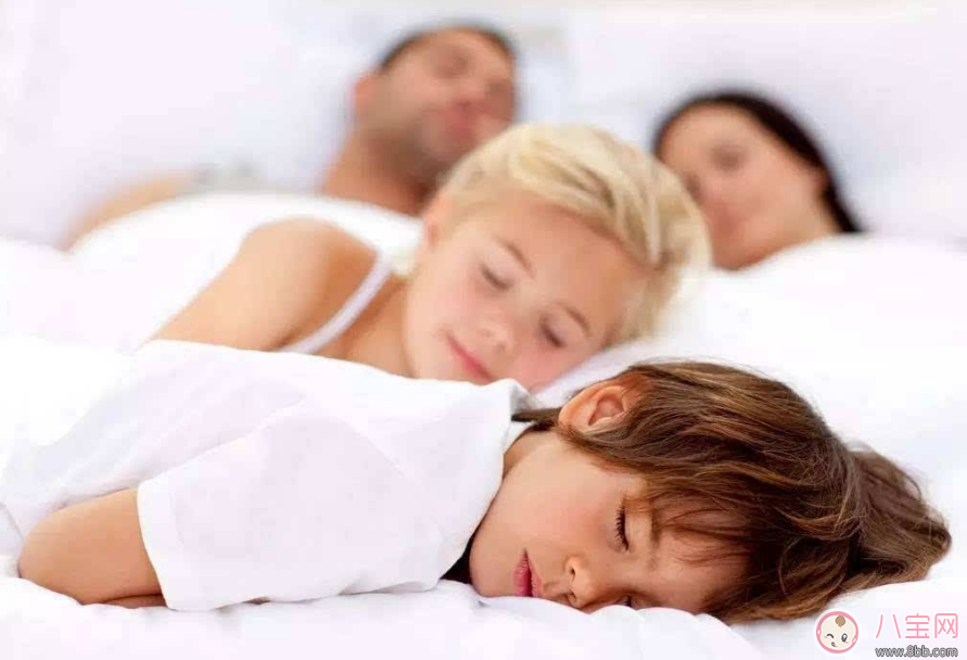 孩子床頭放這些東西影響大 床頭東西別亂放