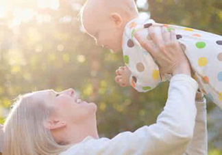 育兒中的兩個錯誤 曬太陽補鈣喝果汁補充維生素