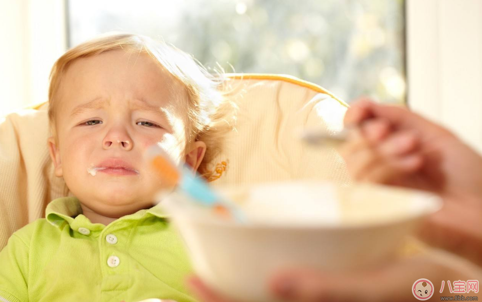 你還在給孩子喂飯嗎 其實(shí)你的喂飯行為會(huì)讓孩子變丑