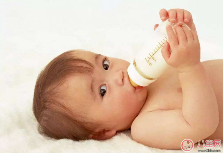 給孩子沖奶用冷水 這一定不是親媽 給孩子沖奶用冷水 這一定不是親媽