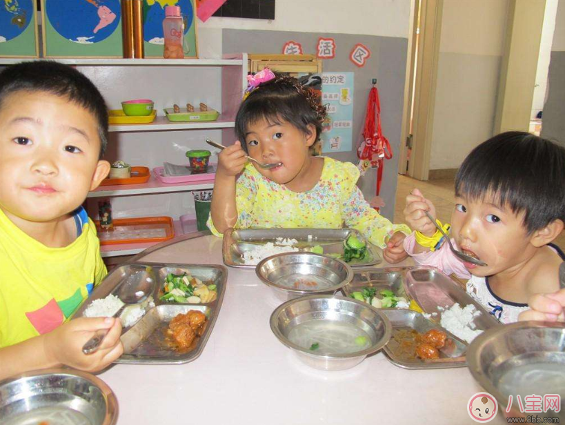 想知道孩子在幼兒園過(guò)的好不好 這么做才是對(duì)他好